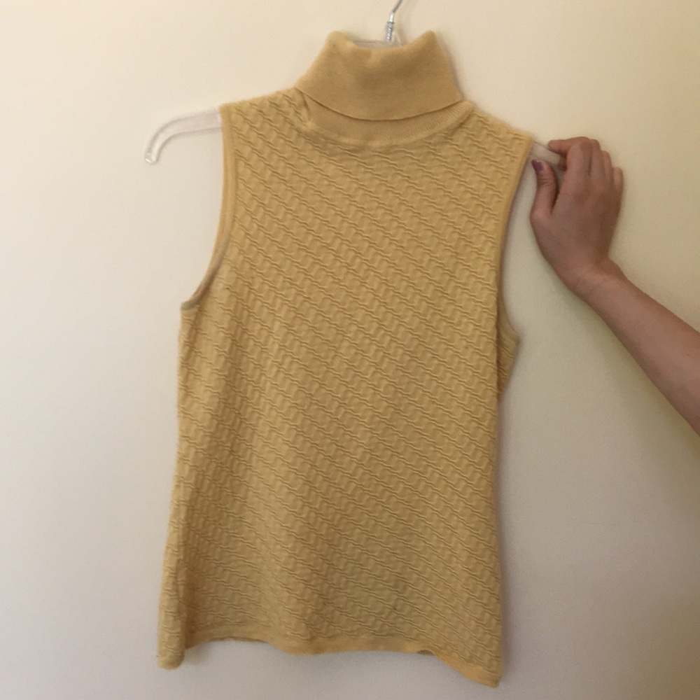 Light weight knit Missoni turtle neck.